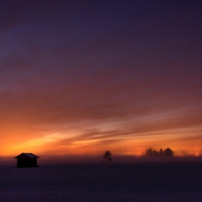 Roland Seichter Fotografie - Landschaftsfotografie - Sehr dunkel gehaltenes Bild einer Landschaft mit dunklem Vordergrund und dunklem Himmel, nur noch ganz wenig oranges Licht am Horizont