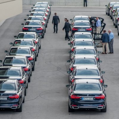 Roland Seichter Fotografie - Städtefotografie - München - Eine große Menge BMW 7er in Reih und Glied