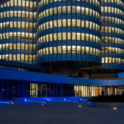 Roland Seichter Fotografie - Städtefotografie - München - BMW Hochhaus am Abend, man sieht nur den unteren Teil