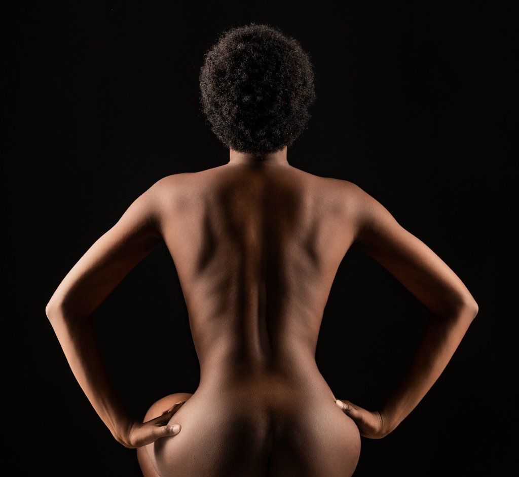 Erotisches Fotoshooting in Kaufbeuren - Sitzender Akt von hinten