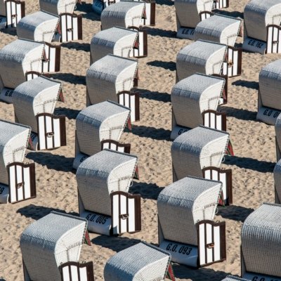 Roland Seichter Fotografie - Fotowettbewerbe - Akurat aufgestellte Strandkörbe im Sand