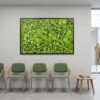Das Wandbild Green als beruhigendes Naturmotiv im 3:2 Format an der Wand eines hell gestalteten Wartezimmers.