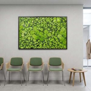 Green Das Wandbild Green als beruhigendes Naturmotiv im 3:2 Format an der Wand eines hell gestalteten Wartezimmers.