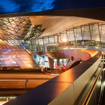 Roland Seichter Fotografie - Städtefotografie - München - Blick auf die erleuchtete BMW Welt am Abend
