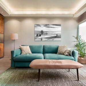 Das minimalistische Panorama-Wandbild Morning Snow als eleganter, schwarz-weißer Blickfang über einer modernen Wohnzimmer-Couch.