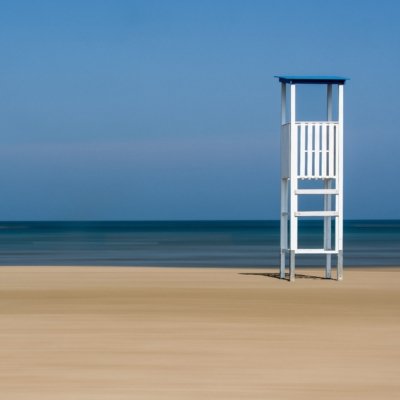 Roland Seichter Fotografie - Minimalistische Fotografie - Baywatch-Ausguck am Strand, abstrakt verändert