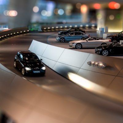 Roland Seichter Fotografie - Städtefotografie - München - Abfahrt des Auslieferungsbereichs in der BMW Welt mit TilstShift als Miniaturansicht bearbeitet