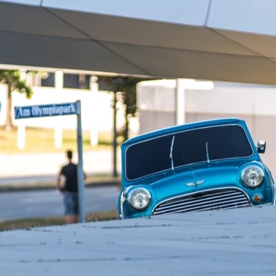 Roland Seichter Fotografie - Städtefotografie - München - Ein Mini parkt schräg, man sieht nur einen Teil des Autos von vorn