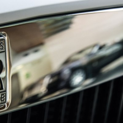 Roland Seichter Fotografie - Nahhaufnahme der Frontpartie eines RollsRoyce, es spiegelt sich ein anderer RollsRoyce darin