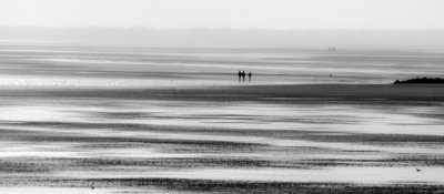 Roland Seichter Fotografie - Minimalistische Fotografie - Im Watt bei Ebbe, 3 Personen weit entfernt - Schwarz/Weiß