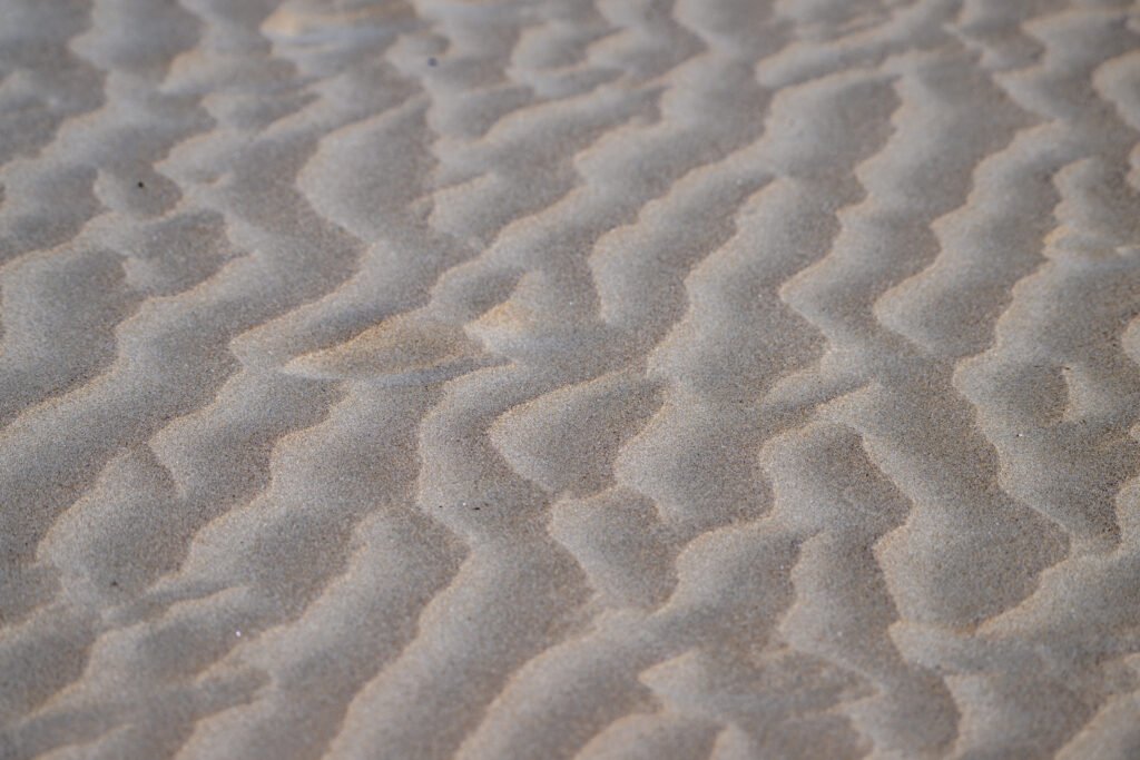 Roland Seichter Fotografie - Minimalistische Fotografie - Fotografie der Sandwellen eines Strandes