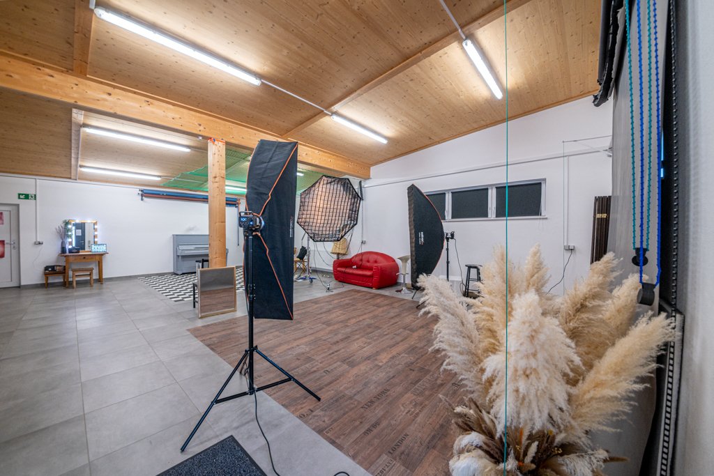 Roland Seichter Fotografie - Fotografische Dienstleistungen - Weitwinkelansicht eines Fotostudios, in diesem Fall ist es das Fotostudio der Allgäu Shooterz