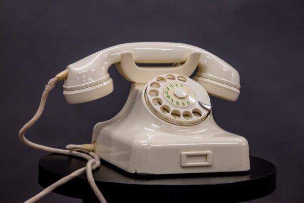 Ein altes weißes Wählscheibentelefon