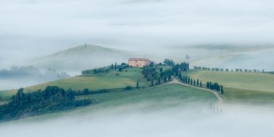 Roland Seichter Fotografie - Einzigartige Wandbilder - Landschaftsfotografie - Nebelansicht des Agriturismo A Terrapille in der Toskana