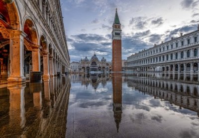 Roland Seichter Fotografie - Einzigartige Wandbilder - Stadtfotografie -Der Markusplatz am Morgen wegen Acqua Alta komplett unter Wasser