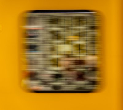 Roland Seichter Fotografie - Abstrakte Fotografie - Ein duurch Bewegungsunschäfe verfremdetes Fenster einer Berliner U-Bhan