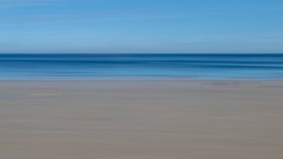 Roland Seichter Fotografie - Minimalistische Fotografie - Blick auf Strand und Wasser, durch horizontale Verwischung verfremdet