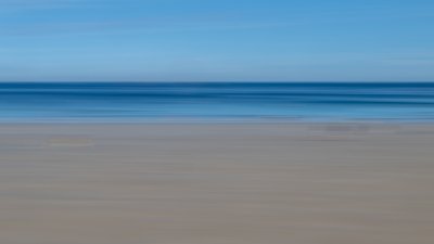 Roland Seichter Fotografie - Minimalistische Fotografie - Blick auf Strand und Wasser, durch horizontale Verwischung verfremdet