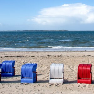 Roland Seichter Fotografie - Einzigartige Wandbilder - Landschaftsfotografie - Viele Strandkörbe in den Farben blau, rot, weiß und grün am Strand
