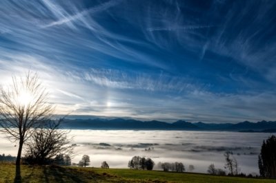 Roland Seichter Fotografie - Landschaftsfotografie - Blick vom Auerberg in Richtung Alpenhauptkamm, das Tal liegt komplett im Nebel, Blauer Himmel und Wolkenformationen