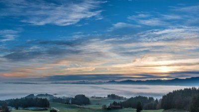Roland Seichter Fotografie - Landschaftsfotografie - Blick vom Auerberg in Richtung Alpenhauptkamm, das Tal liegt komplett im Nebel, Blauer Himmel und Wolkenformationen zum Sonnenaufgang