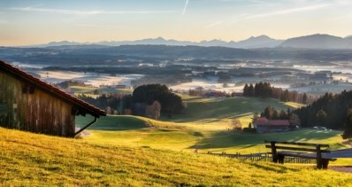 Roland Seichter Fotografie - Landschaftsfotografie - Blick vom Auerberg in Richtung Alpenhauptkamm, in den Tälern Frost und leichter Nebel