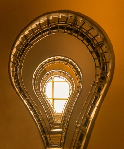 Roland Seichter Fotografie - Architekturfotografie - Blick des Treppenhauses im Café Orient in Prag von unten