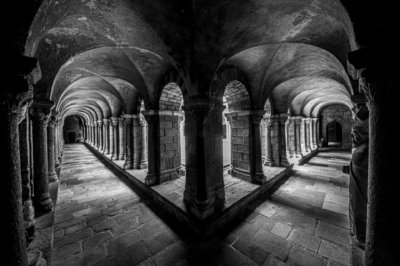 Roland Seichter Fotografie - Einzigartige Wandbilder - Der Kreuzgang einer Abtei in Schwarz/Weiß