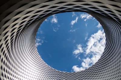 Roland Seichter Fotografie - Fotowettbewerbe - blick durch eine rund angeordnete Metalfassade in den Himmel