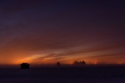 Roland Seichter Fotografie - Landschaftsfotografie - Sehr dunkel gehaltenes Bild einer Landschaft mit dunklem Vordergrund und dunklem Himmel, nur noch ganz wenig oranges Licht am Horizont