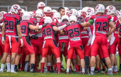 Roland Seichter Fotografie - Sportfotografie - Eine Gruppe von Footballspielern steht zusammen und beschwört den Mannschaftsgeist