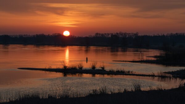 Roland Seichter Fotografie - Einzigartige Wandbilder - Fotografie mit Wasser - Blick über die Elbe in der Variante 3 am Abend. Die untergehende Sonne im Blick