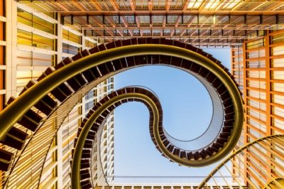 Roland Seichter Fotografie - Fotowettbewerbe - Fotografie des Kunstwerkes "Endless Stairs" in München, von unten fotografiert