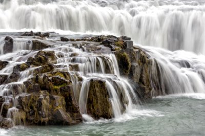 Roland Seichter Fotografie - Landschaftsfotografie - Detailaufnahme eines Wasserfalls, das Wasser fällt in vielen Kaskaden