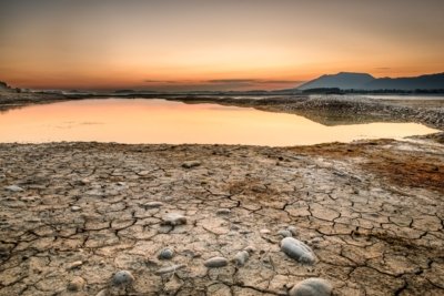 Roland Seichter Fotografie - Landschaftsfotografie - Blick über den vertrockneten Seeboden des Forggensees und einer Pfütze am Morgen, die Sonne geht auf