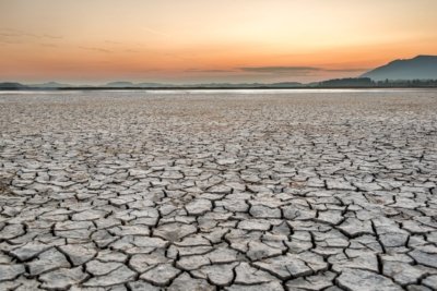 Roland Seichter Fotografie - Landschaftsfotografie - Blick über den vertrockneten Seeboden des Forggensees am Morgen, die Sonne geht auf, Weitwinkelaufnahme