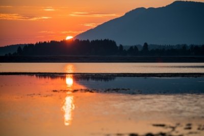 Roland Seichter Fotografie - Landschaftsfotografie - Blick über das Wasser des Forggensees am Morgen, die Sonne geht auf und spiegelt sich im Wasser
