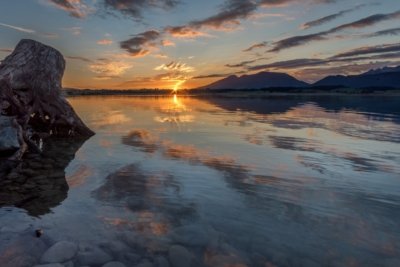 Roland Seichter Fotografie - Landschaftsfotografie - Blick über das Wasser des Forggensees am Morgen, die Sonne geht auf