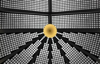 Roland Seichter Fotografie - Abstrakte Fotografie - Blick von unten in ein Glasdach in Schwarz/Weiß gelahten. Eine gelbe Lampe im Zentrum