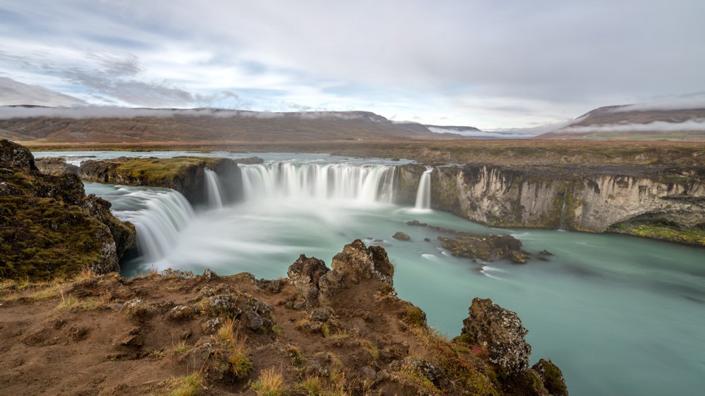 Roland Seichter Fotografie - Einzigartige Wandbilder - Fotografie mit Wasser - Der isländische Wasserfall Goðafoss