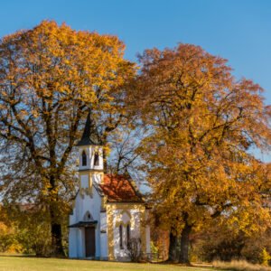 Roland Seichter Fotografie - Einzigartige Wandbilder - Landschaftsfotografie - Eine Kapelle umrahmt von Herbstbäumen