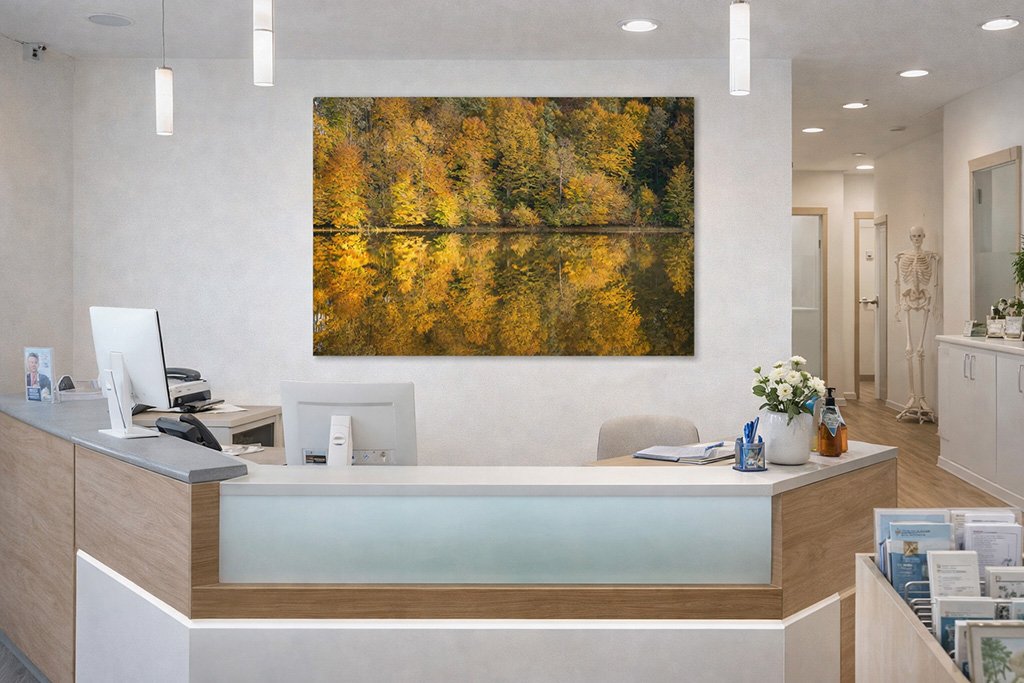 Dezentes Praxisbild für Empfang mit neutraler, beruhigender Bildwirkung