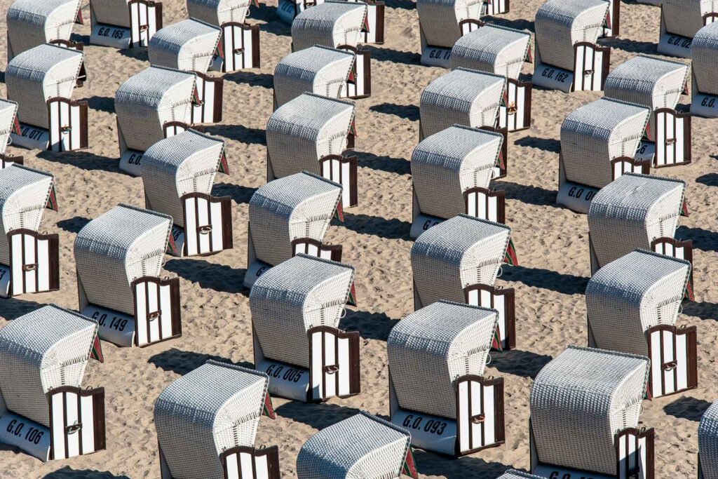 Roland Seichter Fotografie - Fotowettbewerbe - Akurat aufgestellte Strandkörbe im Sand