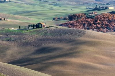 Roland Seichter Fotografie - Landschaftsfotografie - Herbstliche Ansicht auf ein toskanisches Haus mit grünen und braunen Feldern