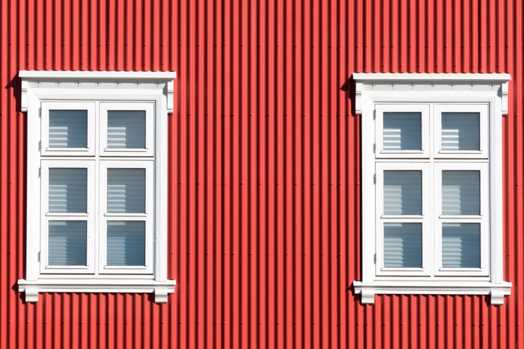 Roland Seichter Fotografie - Minimalistische Fotografie - Zwei Fenster in roter Holzwand