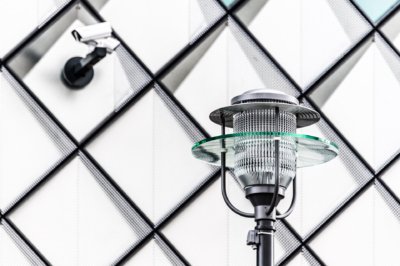 Roland Seichter Fotografie - Abstrakte Fotografie - Eine Lampe aus Glas vor einer Glasfassade