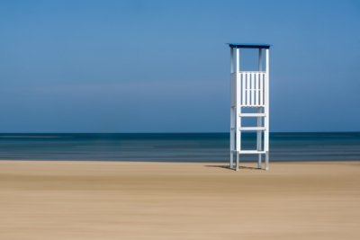 Roland Seichter Fotografie - Minimalistische Fotografie - Baywatch-Ausguck am Strand, abstrakt verändert