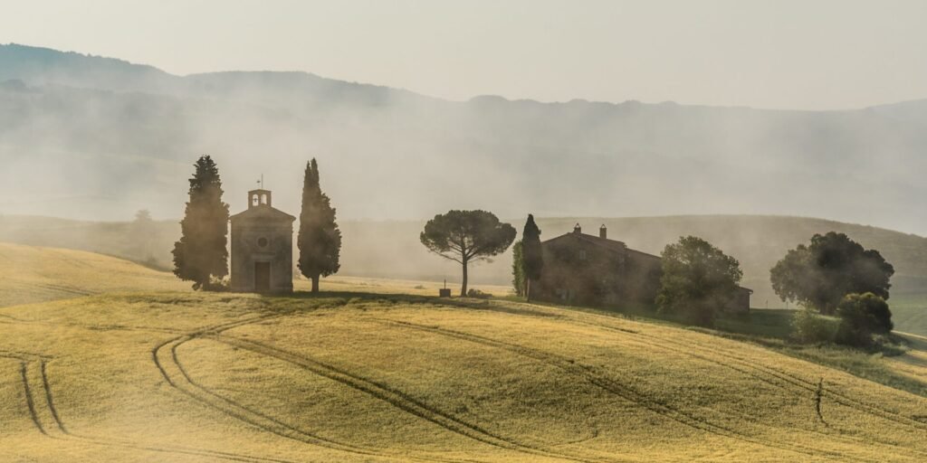 Roland Seichter Fotografie - Toscana nella nebbia - Fotografie einer Toskanischen Landschaft mit der Kapelle Madonna di Vitaleta, Variante 1