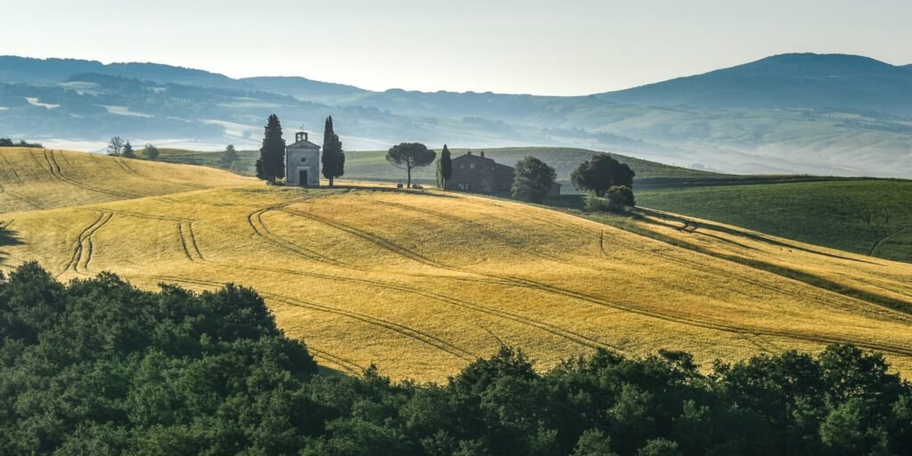 Roland Seichter Fotografie - Toscana nella nebbia - Fotografie einer Toskanischen Landschaft mit der Kapelle Madonna di Vitaleta, Variante 2