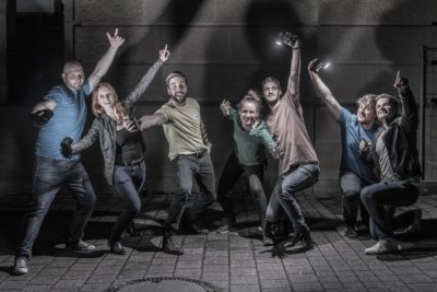 Roland Seichter Fotografie - Fotowettbewerbe - Sieben junge Menschen posieren mit Systemblitzen in der Hand, mit denen sie sich in der Nacht beleuchten
